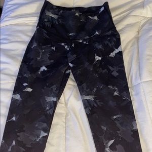 Black and white yoga leggings